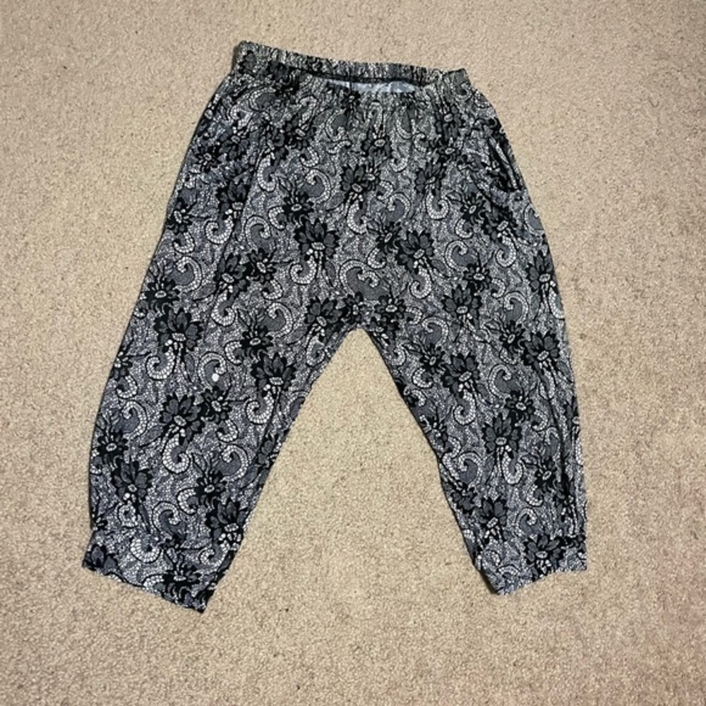 Black and White Capri Genie‎ pants size Small